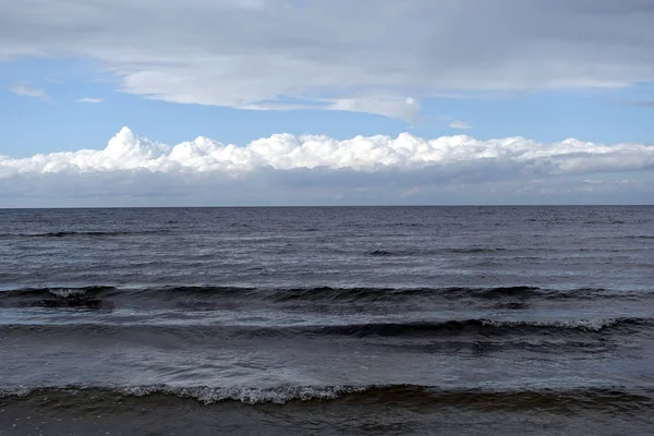 Ciemne Zimne Fale Morza Bałtyckiego Zatoce Ryskiej Jurmala Warstwą Białych — Zdjęcie stockowe