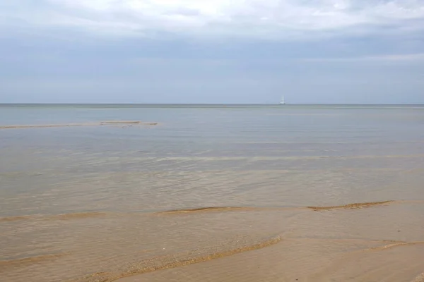 Песчаная Отмель Холодного Балтийского Моря Облачной Погодой Пустом Пляже Одинокая — стоковое фото