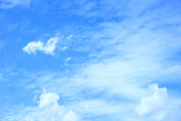 Céu Paisagem Com Belas Nuvens Brancas Suaves Céu Vista Horizontal — Fotografia de Stock