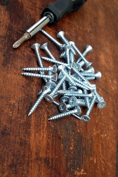 Montón Muchos Tornillos Gris Claro Viejo Destornillador Sobre Fondo Madera —  Fotos de Stock