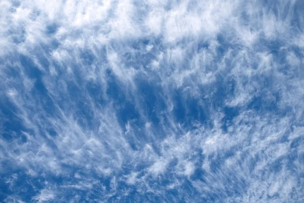 Abstrakcyjne Niebo Tło Białych Chmur Tracery Niebieskim Niebie Jasny Słoneczny — Zdjęcie stockowe