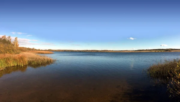 Tranquilo Remanso Lago Rural Con Vista Panorámica Del Pueblo Bosque —  Fotos de Stock