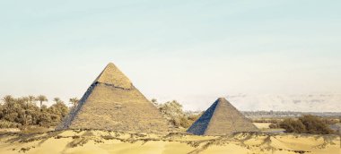 Manzara Khufu ve Khafre Mısır'daki büyük piramit. Antik mezarlar Firavun ve Cheops Piramidi ile fantezi Mısır manzara. Yeşil vaha Nil Vadisi avuç içi ağaç geniş panorama.