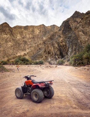 Atv dörtlü taş çöl ve macera moto safari Mısır tatil üzerinde etkin boş. Oasis off-road aracı ve toprak yol Kanyon Sina Yarımadası üzerinde Mısır peyzaj.