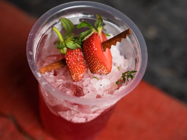 Limonada Morango Com Gelo Picado Como Bebida Verão Fria Fundo — Fotografia de Stock