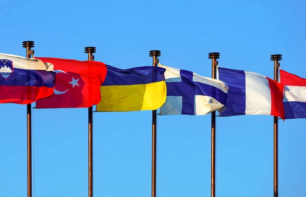 欧洲国家和土耳其的彩旗 斯洛文尼亚 乌克兰 法国和荷兰的国旗在蓝天迎风飘扬 图库照片