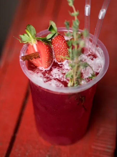 Cocktail Met Verse Aardbeien Een Wegwerpglas Rode Achtergrond Zomerbar Menu Rechtenvrije Stockfoto's