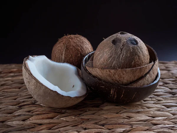Budda Miski Muszli Kokosowych Dojrzałych Kokosów Stole Zbliżenie Ekologiczne Naczynia — Zdjęcie stockowe