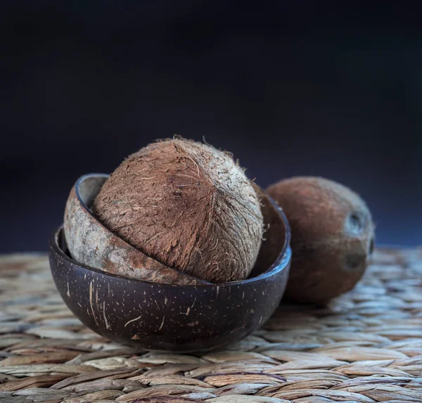 Drewniane Miski Muszli Kokosowych Całymi Kokosami Stole Budda Miski Czarnym — Zdjęcie stockowe
