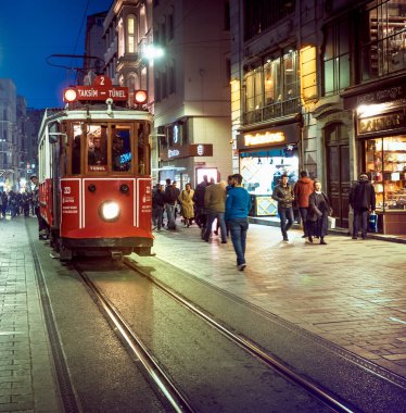 İSTANBUL, TURKEY - 14 Nisan 2018: Eski tramvay gece vakti, Beyoğlu ilçesinde. Kırmızı tramvay - İstanbul 'un turistik sembolü.