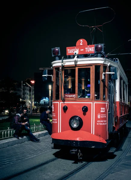 Istanbul Turquie Avril 2018 Tram Rétro Dans Rue Istiklal Nuit — Photo