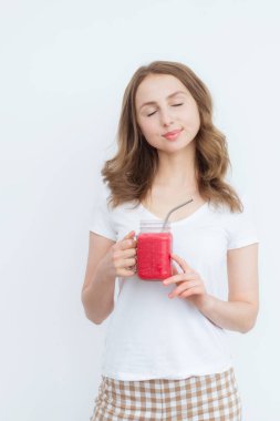 Beyaz bir arka plan üzerinde genç bir çekici kız elinde Berry meyve kırmızı yüzlü.