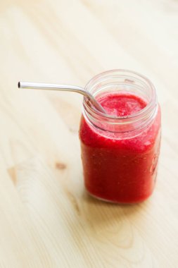 Kırmızı dut smoothie ile bir bardak. Doğru beslenme kavramı, sağlıklı kahvaltı.