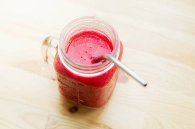 Kırmızı dut smoothie ile bir bardak. Doğru beslenme kavramı, sağlıklı kahvaltı.