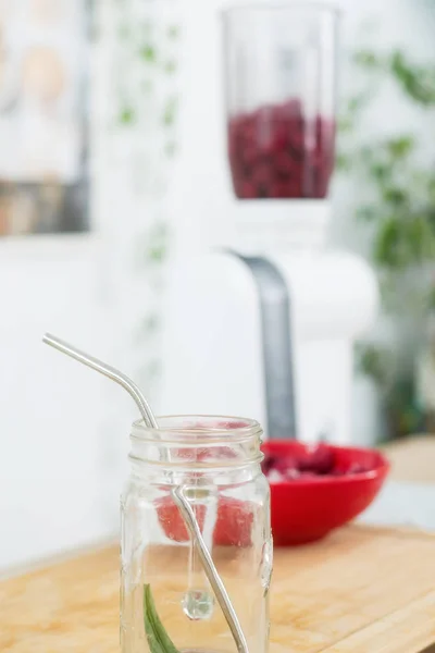 Приготовление смузи из ягод. Малина, шейкер и стекло для коктейлей . — стоковое фото