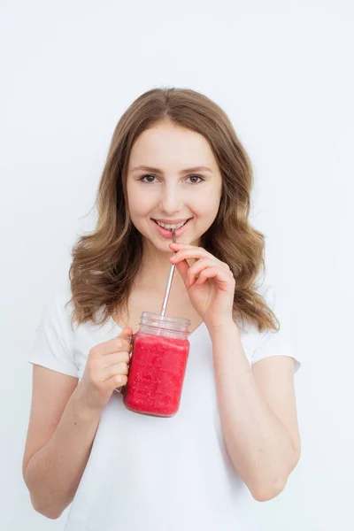 Piękna szczęśliwa młoda dziewczyna pije ekologiczne jagody, smoothie owocowe na białym tle. — Zdjęcie stockowe