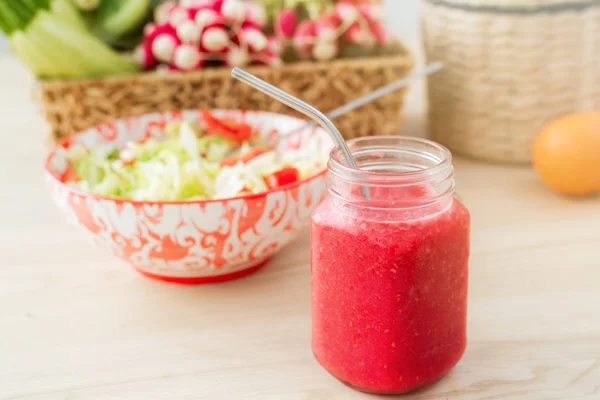 Un bicchiere con frullato alla bacca rossa. Il concetto di corretta alimentazione, colazione sana . — Foto Stock