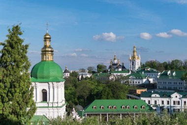 Yeşil ağaçlarda kilise kubbeleri ile şehrin görünümü. Yaz aylarında ağaçlarla çevrili kiliseler.