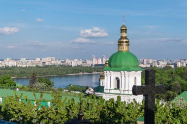 Yeşil ağaçlarda kilise kubbeleri ile şehrin görünümü. Yaz aylarında ağaçlarla çevrili kiliseler.