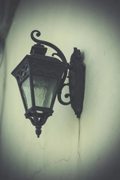 Old street lamp on the wall. — Stock Photo, Image