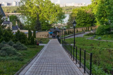 Uzaklığa bir taş geçit.