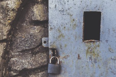 Kilitte penceresi kapalı eski çelik kapı. Gözaltı, hapis, özgürlük kavramı.