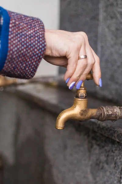 Female hand closes the tap with water. — Stock Photo, Image
