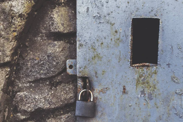 Kilitte penceresi kapalı eski çelik kapı. Gözaltı, hapis, özgürlük kavramı.