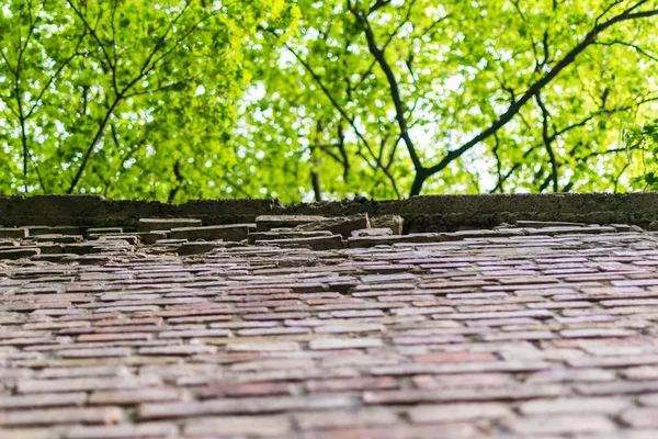 Bakstenen muur met een vallende baksteen. — Stockfoto