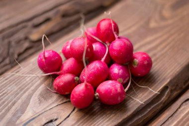 Ahşap zemin üzerinde taze kırmızı turp.