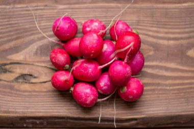 Ahşap zemin üzerinde taze kırmızı turp.