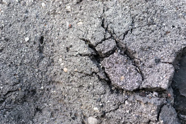 Asfalto velho com rachaduras. A textura do pavimento danificado . — Fotografia de Stock