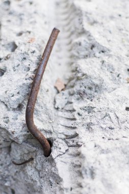 Betonda paslı takviye. Yıkılmış eski bina inşaatı.