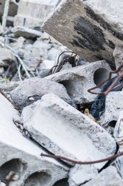 Yıkılan bina yapıları. Takviye ile kırık betonarme bloklar.