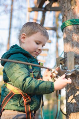 Halat parkında küçük bir çocuk. Parkta temiz havada çocuğun aktif fiziksel rekreasyon. Çocuklar için eğitim.