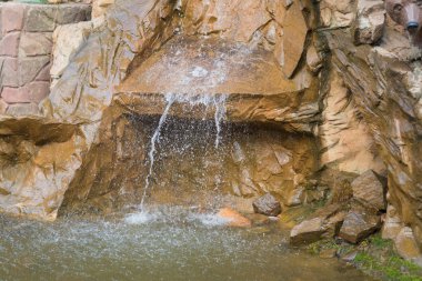 Su taşlardan aşağı akar..