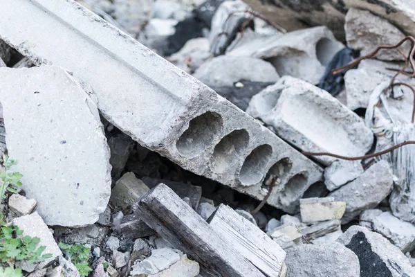 Hancur struktur bangunan. Blok beton bertulang yang rusak dengan penguatan . — Stok Foto