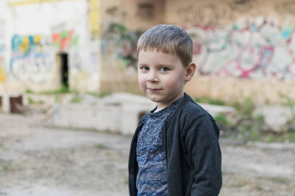 Niño en el fondo de la pared de ladrillo . — Foto de Stock