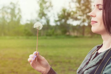 Karahindiba üfleyen kadın.