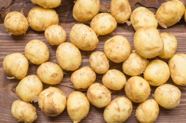 rustik ahşap tahta üzerinde yeni patates yığını closeup.