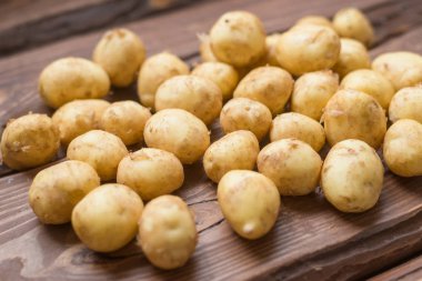 rustik ahşap tahta üzerinde yeni patates yığını closeup.