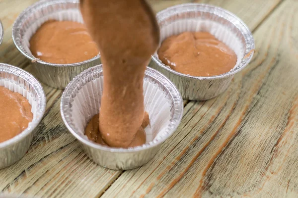 Сире млинове тісто у випічці страв на дерев'яному фоні. Приготування шоколадних кексів . — стокове фото