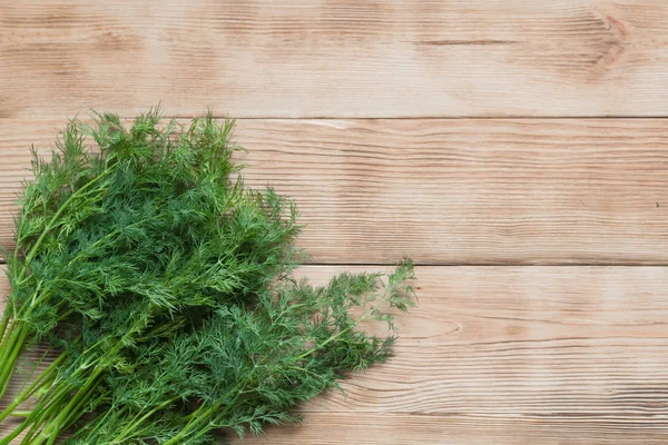 Świeży zielony organiczny koperek na drewnianym tle. — Zdjęcie stockowe