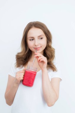 Güzel mutlu genç kız içecekler organik berry, beyaz bir arka plan meyve yüzlü.