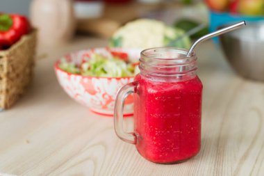 Kırmızı dut smoothie ile bir bardak. Doğru beslenme kavramı, sağlıklı kahvaltı.