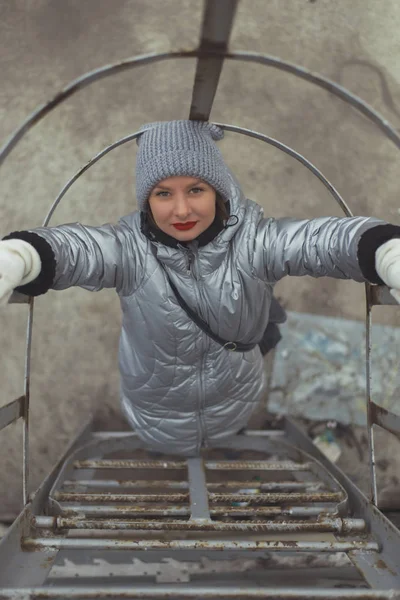 Eine junge Frau steigt die Treppe hinauf. — Stockfoto