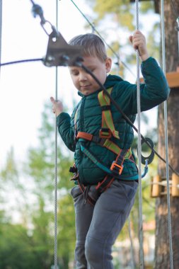 Halat parkında küçük bir çocuk. Parkta temiz havada çocuğun aktif fiziksel rekreasyon. Çocuklar için eğitim.