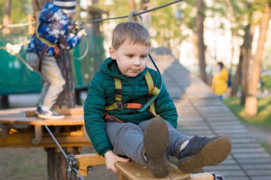 Halat parkında küçük bir çocuk. Parkta temiz havada çocuğun aktif fiziksel rekreasyon. Çocuklar için eğitim.
