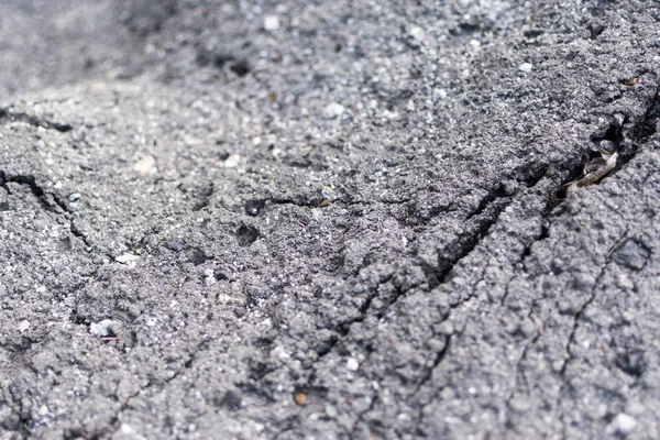 Asfalto velho com rachaduras. A textura do pavimento danificado . — Fotografia de Stock