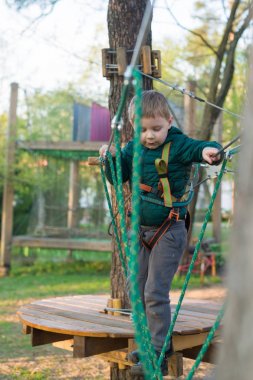 Halat parkında küçük bir çocuk. Parkta temiz havada çocuğun aktif fiziksel rekreasyon. Çocuklar için eğitim.